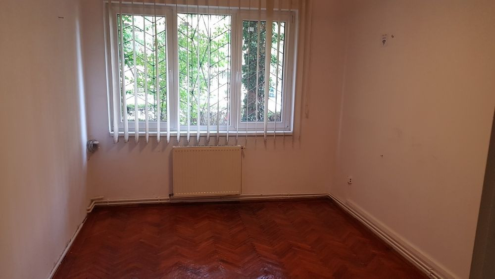 Apartament 3 camere cu intrare din strada parter