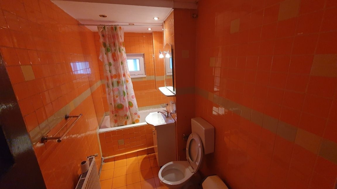 Apartament 3 camere cu intrare din strada parter