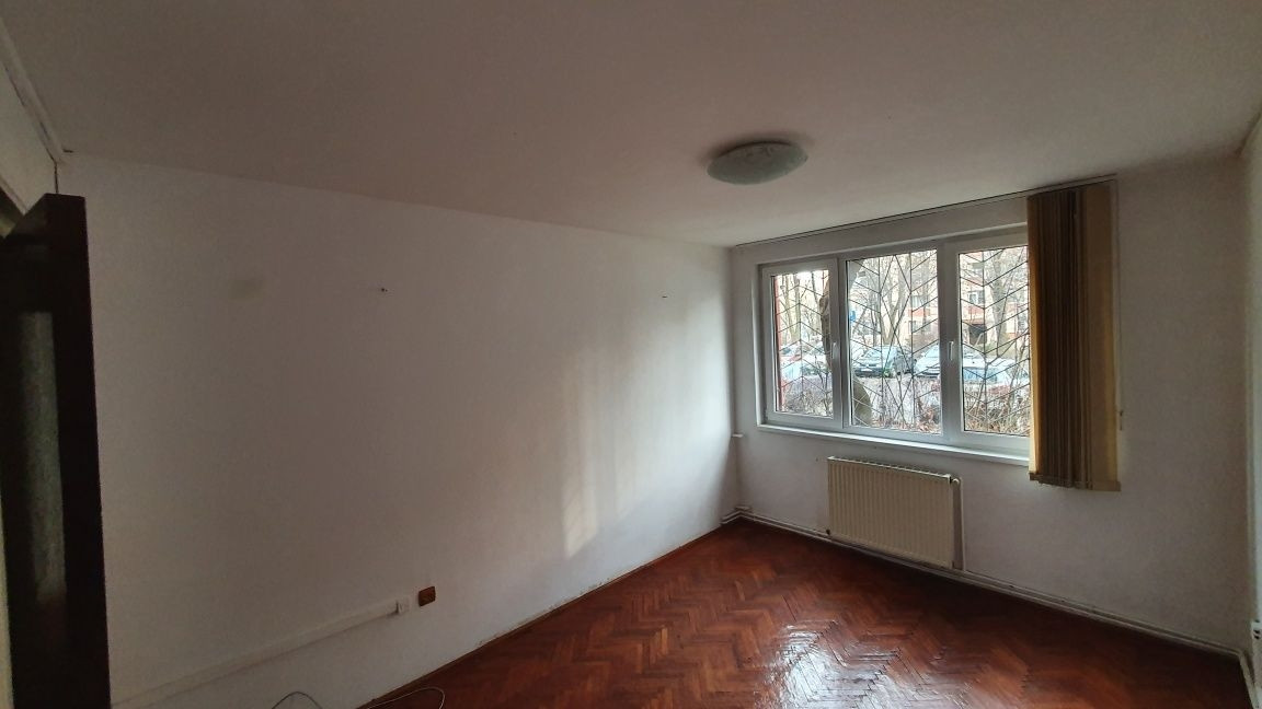 Apartament 3 camere cu intrare din strada parter