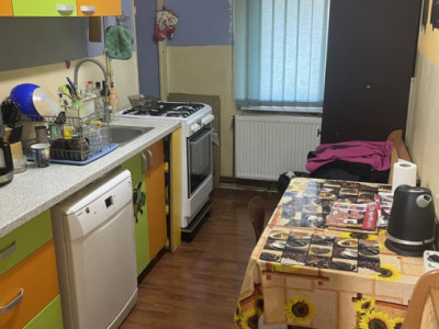 Apartament 3 camere ,mobilat partial. Zona Tractoru