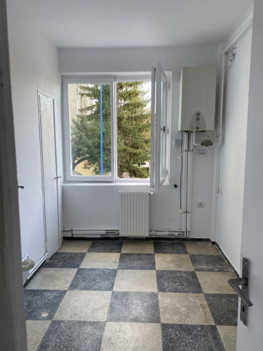 Apartament 4 camere Zona TRACTORUL 