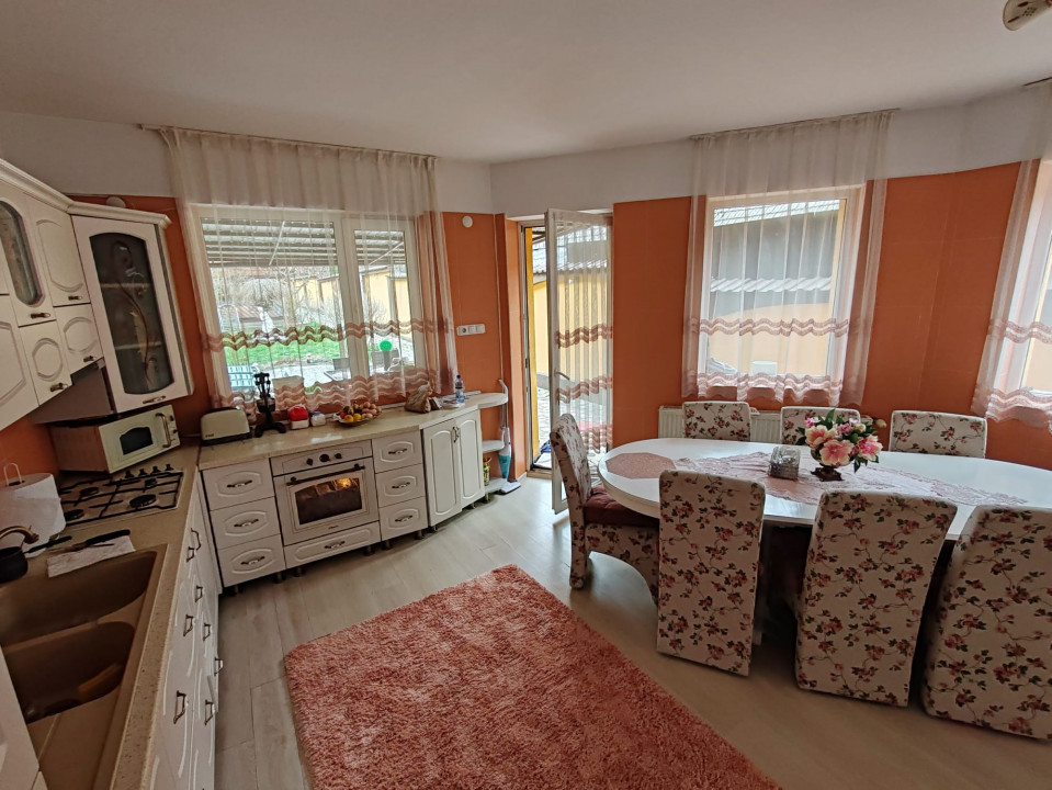 Casa 7 camere, 4 grupuri sanitare, curte si grădină