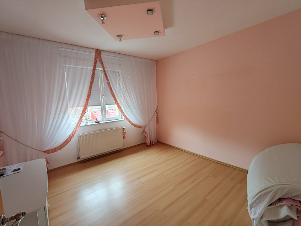 Casa 7 camere, 4 grupuri sanitare, curte si grădină