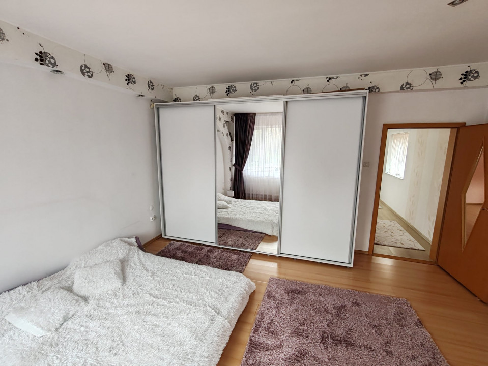 Casa 7 camere, 4 grupuri sanitare, curte si grădină