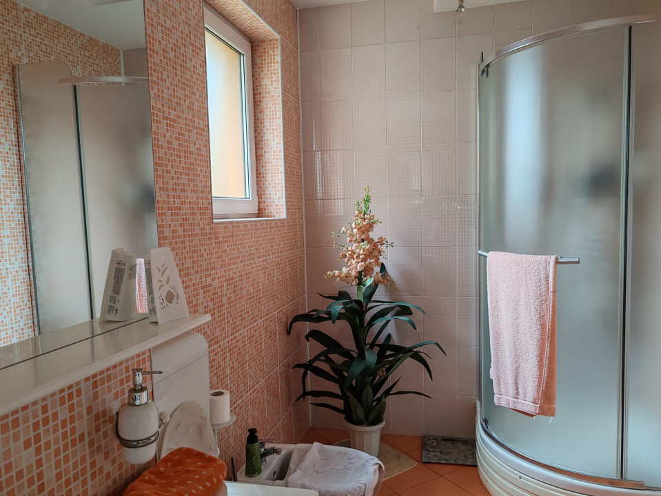 Casa 7 camere, 4 grupuri sanitare, curte si grădină