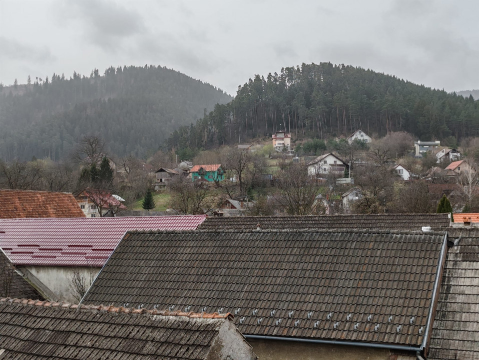 Casa 7 camere, 4 grupuri sanitare, curte si grădină