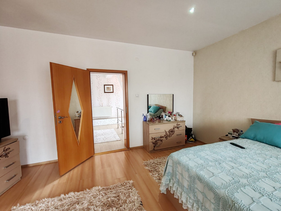 Casa 7 camere, 4 grupuri sanitare, curte si grădină