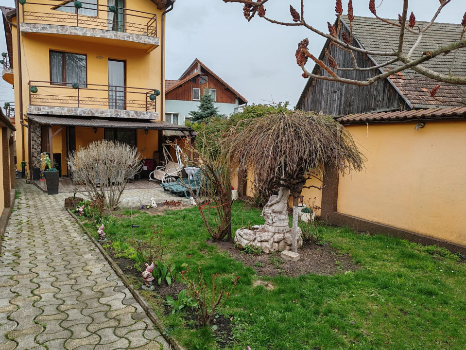 Casa 7 camere, 4 grupuri sanitare, curte si grădină