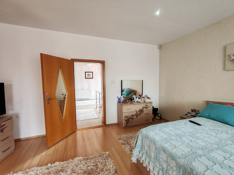 Casa 7 camere, 4 grupuri sanitare, curte si grădină