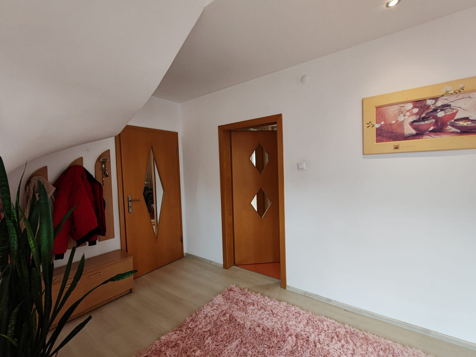 Casa 7 camere, 4 grupuri sanitare, curte si grădină