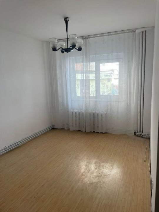 Apartament 4 camere, zona Astra