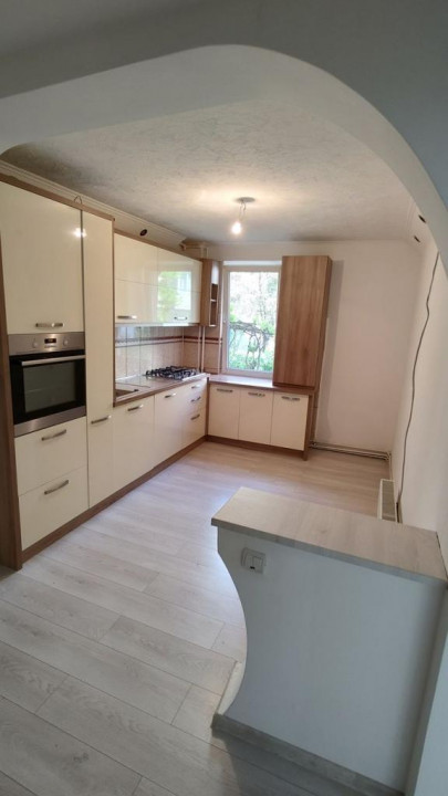 Apartament 3 camere , situat în zona Astra.