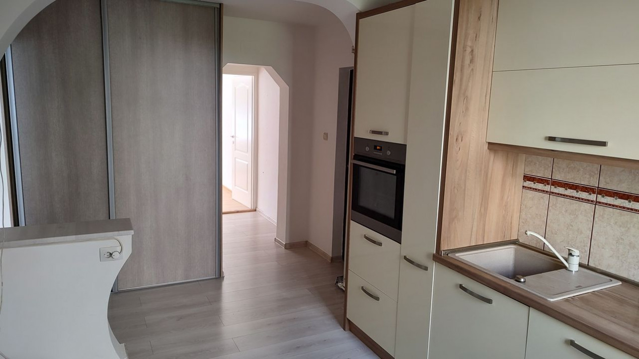 Apartament 3 camere , situat în zona Astra.