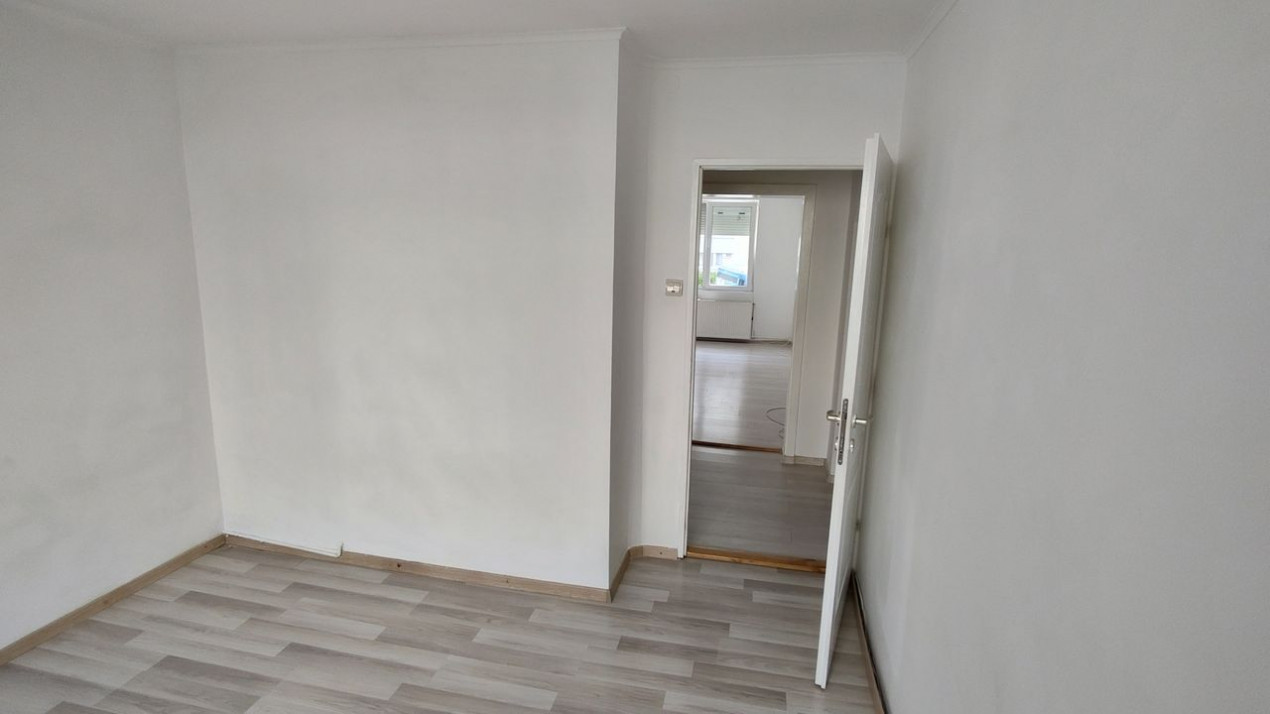 Apartament 3 camere , situat în zona Astra.