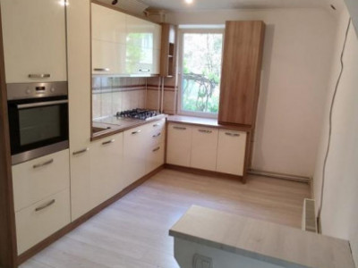 Apartament 3 camere , situat în zona Astra.