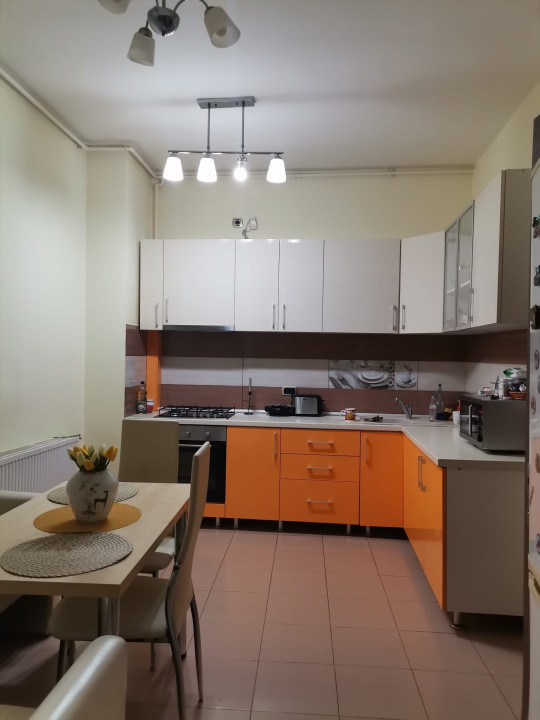 Apartament 3 camere (utilat-mobilat partial ), situat în zona Coresi