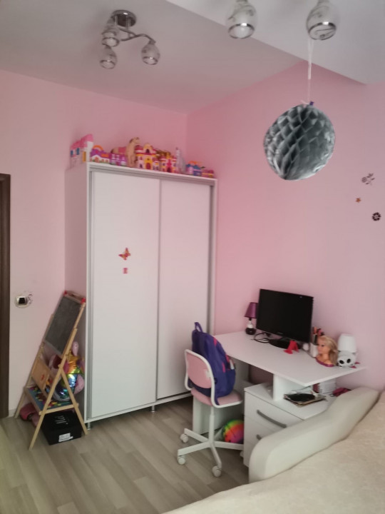 Apartament 3 camere (utilat-mobilat partial ), situat în zona Coresi