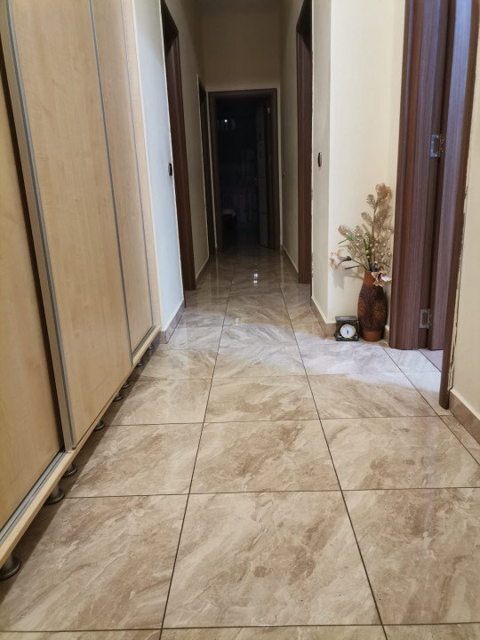 Apartament 3 camere (utilat-mobilat partial ), situat în zona Coresi