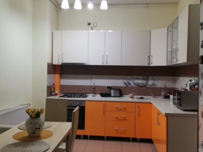 Apartament 3 camere (utilat-mobilat partial ), situat în zona Coresi