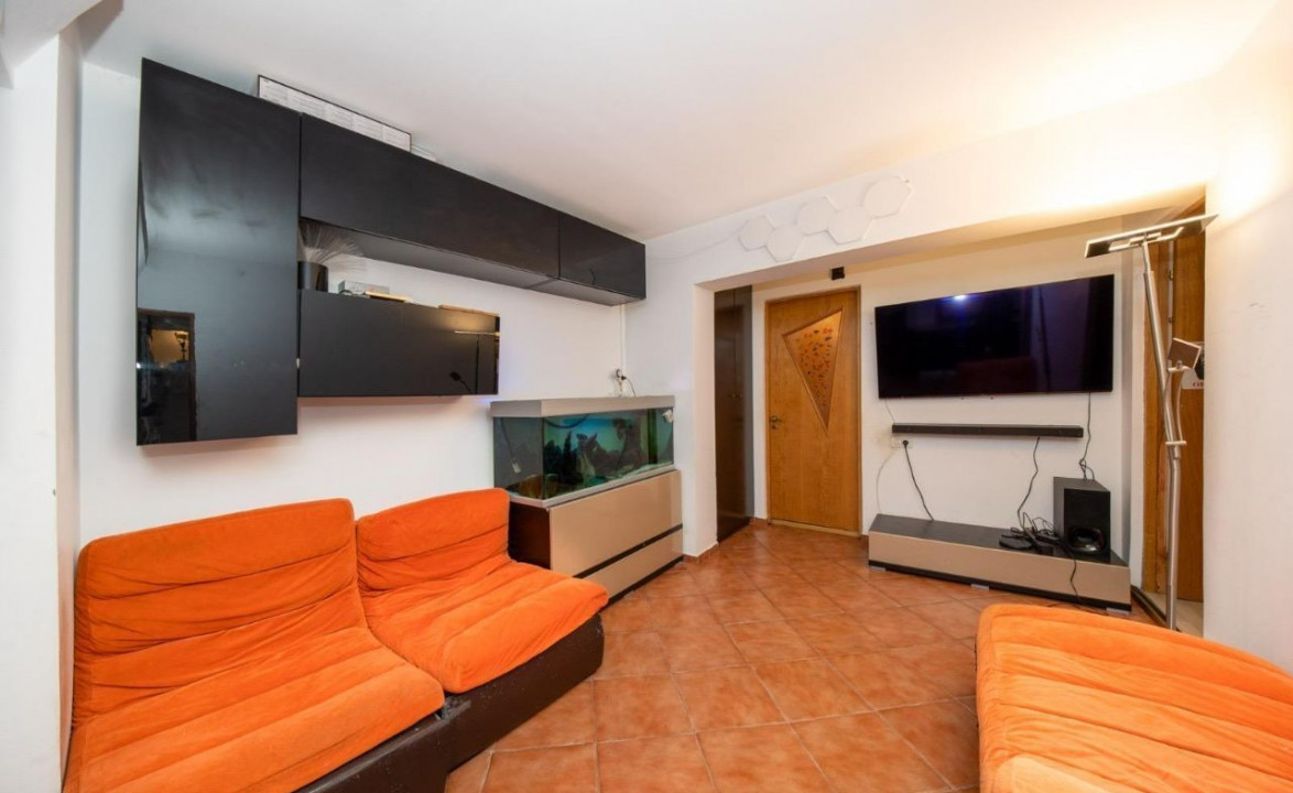 Apartament 3 camere (modificat in 4 camere), situat în zona Racadau