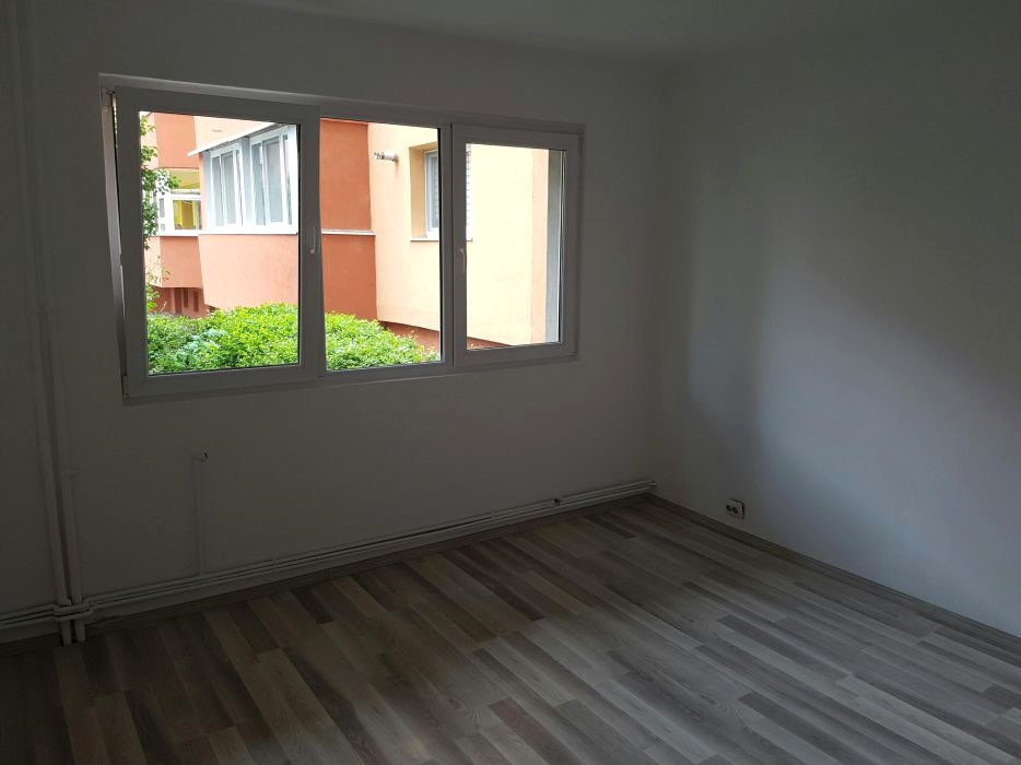 Apartament 2 camere, situat în zona Tractorul