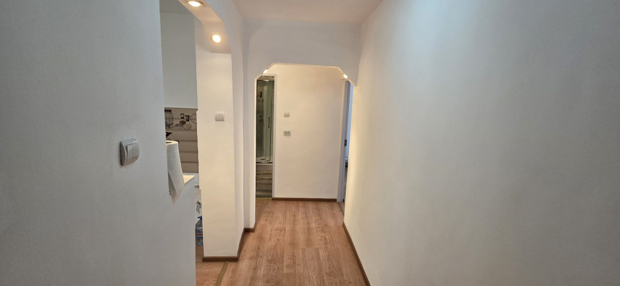 Apartament 2 camere, situat în zona Tractorul