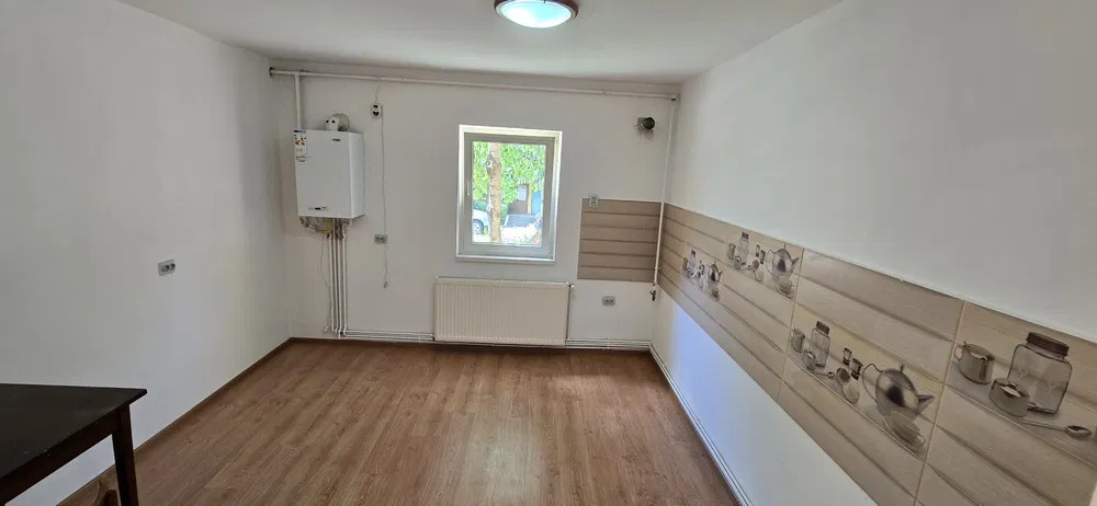 Apartament 2 camere, situat în zona Tractorul