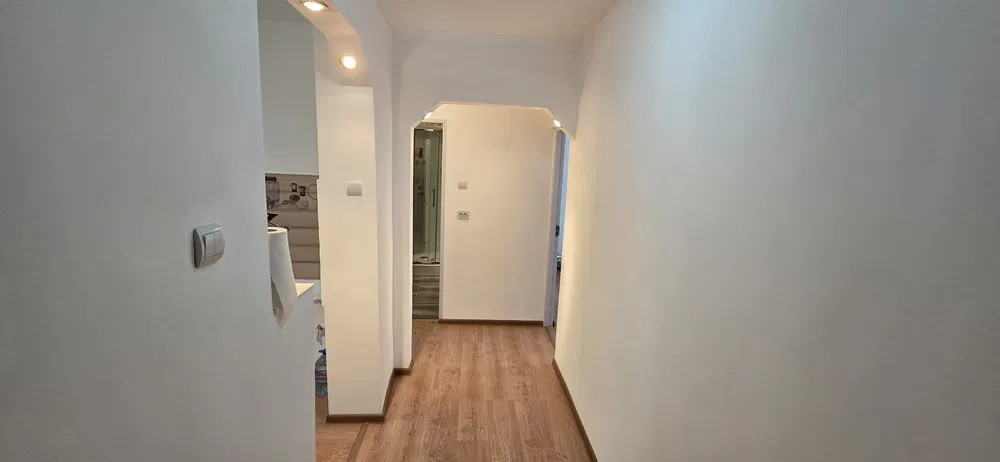 Apartament 2 camere, situat în zona Tractorul