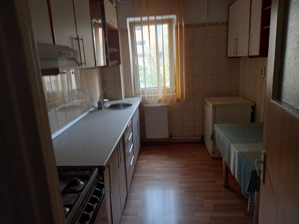 Apartament 3 camere, situat în zona Astra