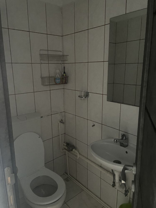 Apartament 3 camere (utilat-mobilat), situat în zona Saturn