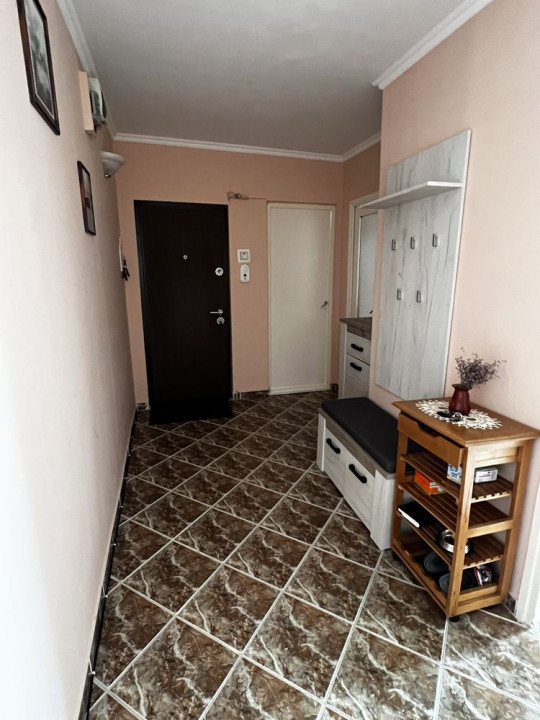 Apartament 3 camere (utilat-mobilat), situat în zona Florilor