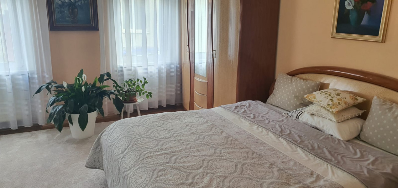 Vânzare casă cu două apartamente zona Bartolomeu 