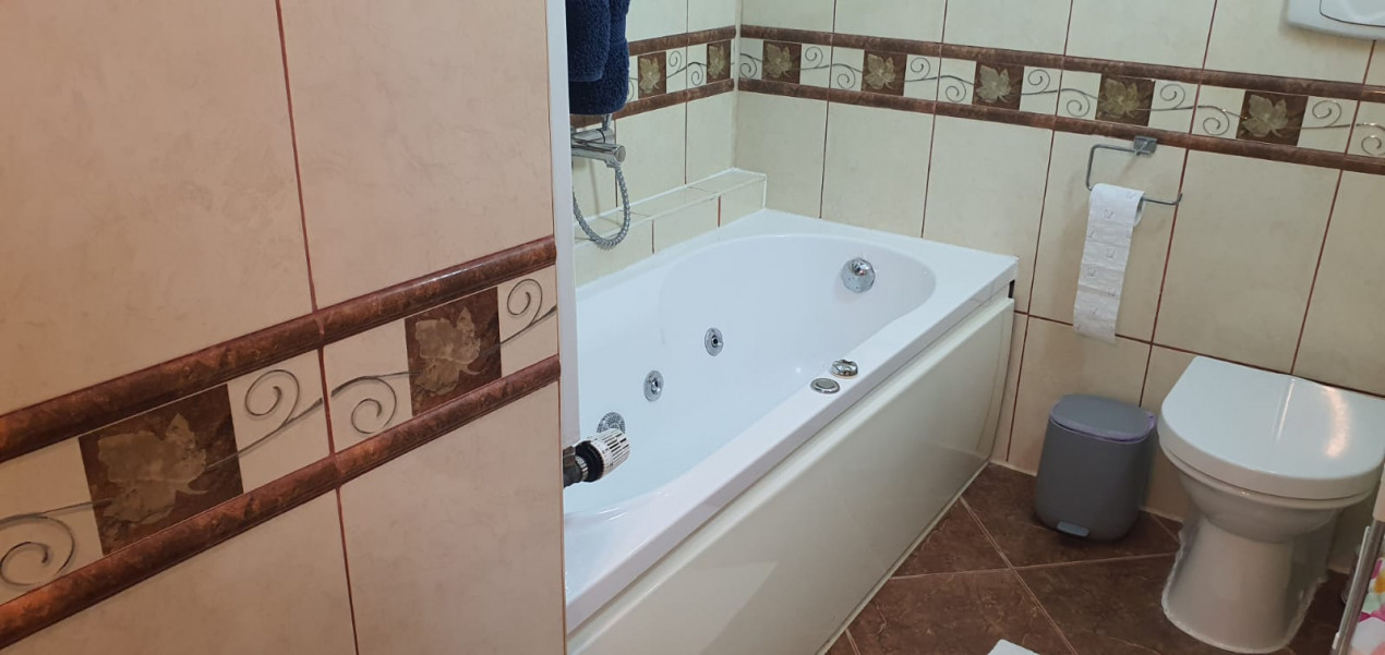 Vânzare casă cu două apartamente zona Bartolomeu 