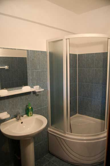 Pensiune de vânzare – 13 camere, complet mobilată și utilată – Valea Râșnoavei, 