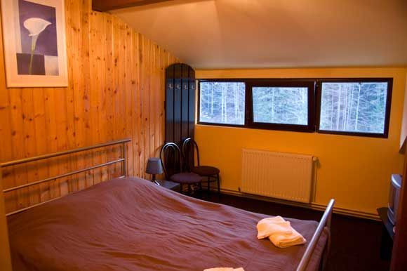 Pensiune de vânzare – 13 camere, complet mobilată și utilată – Valea Râșnoavei, 