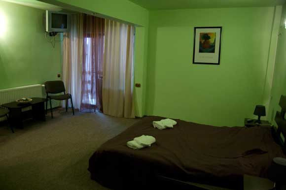 Pensiune de vânzare – 13 camere, complet mobilată și utilată – Valea Râșnoavei, 