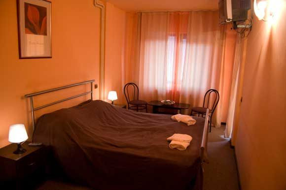 Pensiune de vânzare – 13 camere, complet mobilată și utilată – Valea Râșnoavei, 