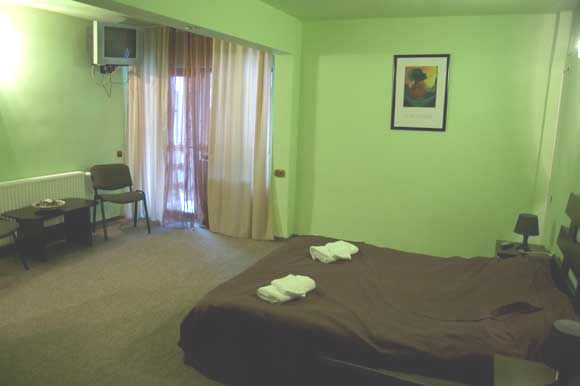 Pensiune de vânzare – 13 camere, complet mobilată și utilată – Valea Râșnoavei, 