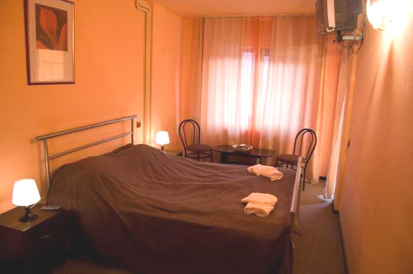 Pensiune de vânzare – 13 camere, complet mobilată și utilată – Valea Râșnoavei, 