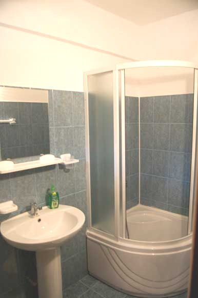 Pensiune de vânzare – 13 camere, complet mobilată și utilată – Valea Râșnoavei, 