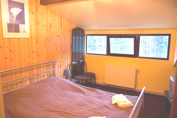 Pensiune de vânzare – 13 camere, complet mobilată și utilată – Valea Râșnoavei, 