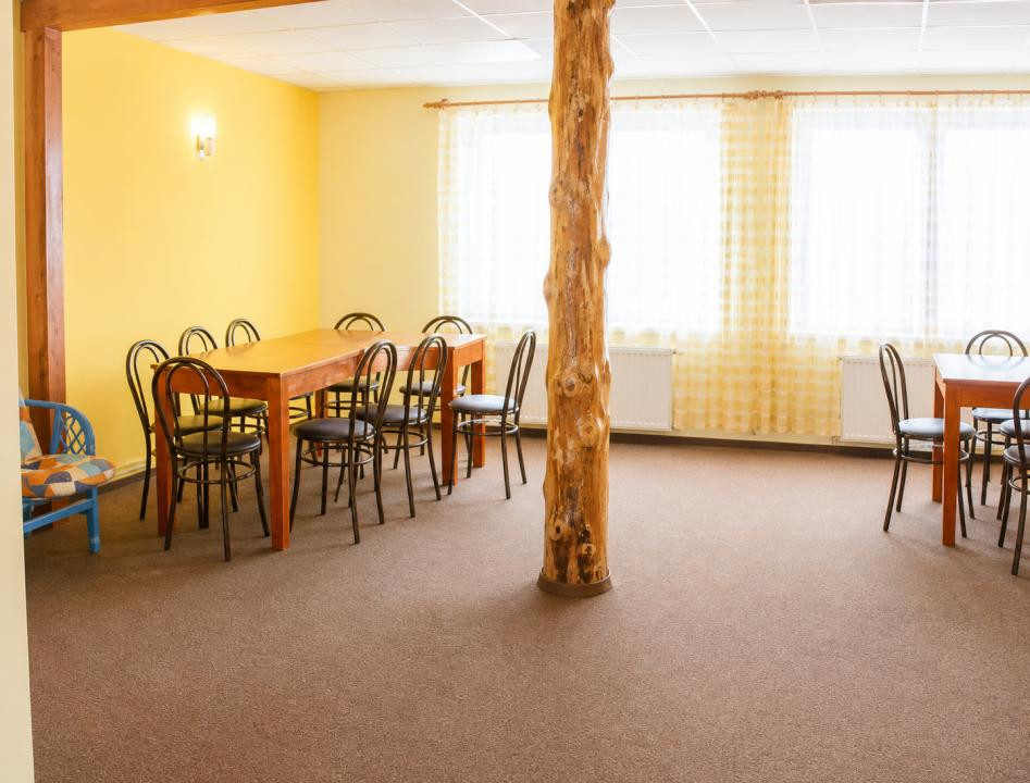 Pensiune de vânzare – 13 camere, complet mobilată și utilată – Valea Râșnoavei, 