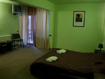 Pensiune de vânzare – 13 camere, complet mobilată și utilată – Valea Râșnoavei, 