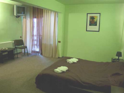 Pensiune de vânzare – 13 camere, complet mobilată și utilată – Valea Râșnoavei, 