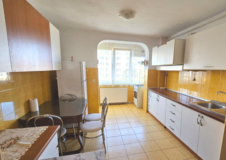 Închiriere apartament 3 camere – Bld. Victoriei, decomandat