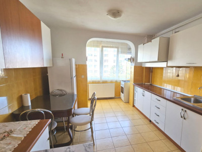 Închiriere apartament 3 camere – Bld. Victoriei, decomandat