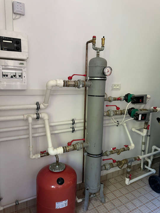 Clădire renovată, pretabilă pentru hotel, pensiune, retreat, centru, etc 