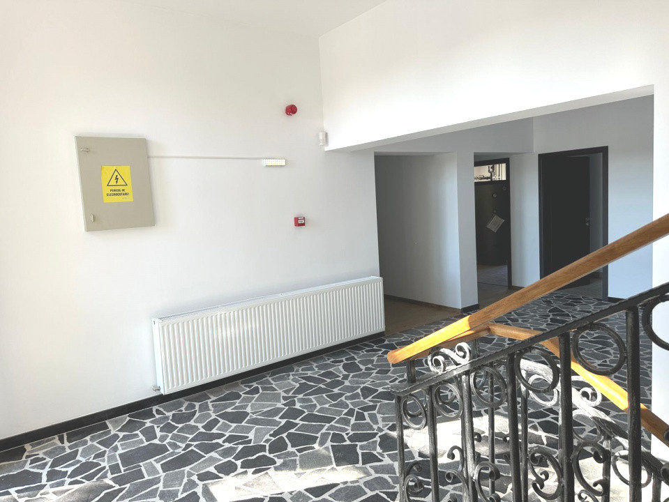 Clădire renovată, pretabilă pentru hotel, pensiune, retreat, centru, etc 