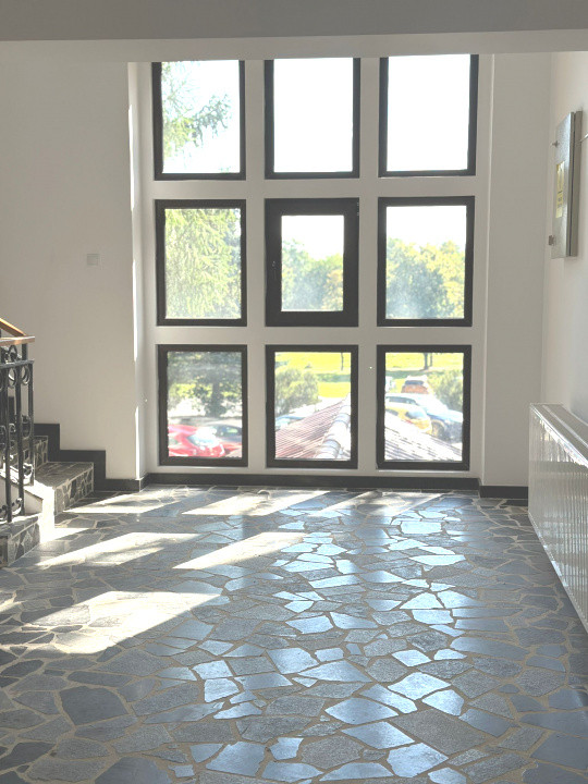 Clădire renovată, pretabilă pentru hotel, pensiune, retreat, centru, etc 