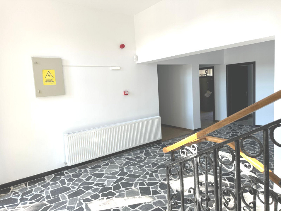 Clădire renovată, pretabilă pentru hotel, pensiune, retreat, centru, etc 